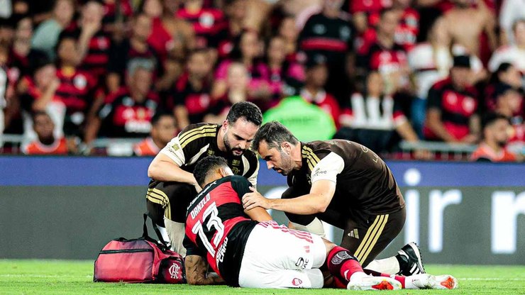 Danilo%20se%20pronuncia%20ap%C3%B3s%20cirurgia%20e%20brinca%20com%20filho