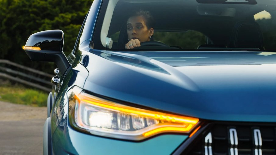 Conjunto óptico com iluminação de LED acompanha a grade cromada na dianteira do SUV da família Haval.