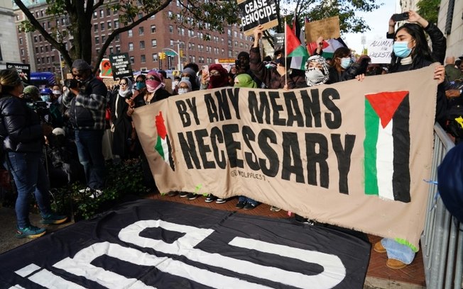 Um grupo de manifestantes a favor dos palestinos de Gaza na Universidade de Columbia, novembro de 2023