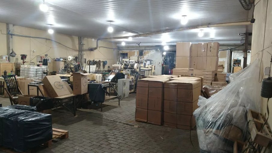 Fábrica clandestina de cigarros na Baixada Fluminense foi localizada na manhã desta sexta-feira (8)