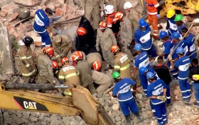 Uma pessoa morreu e pelo menos oito ficaram feridas em uma queda de muro no Rio de Janeiro