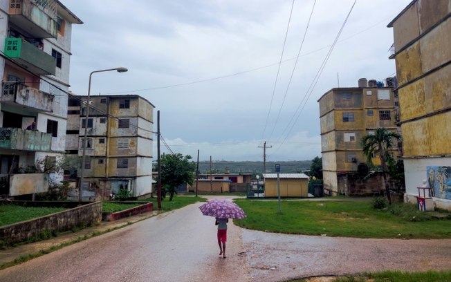 Criança caminha por uma rua de Matanzas, Cuba, em 18 de outubro de 2024, durante um apagão nacional provocado por uma pane na rede