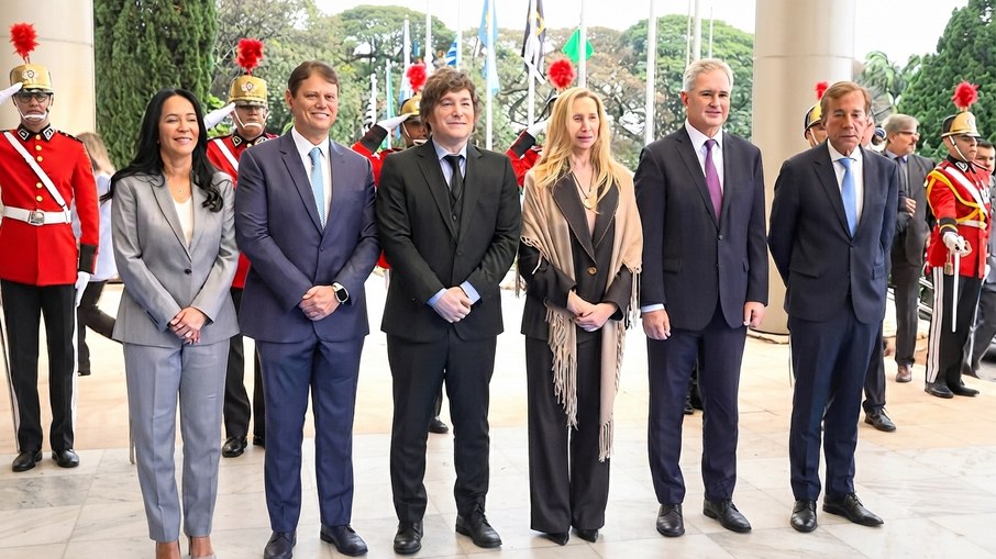 Presidente argentino recebe a mais alta honraria do Estado de São Paulo.