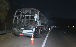 Ônibus com torcedores do Cruzeiro pega fogo na BR-040; assista