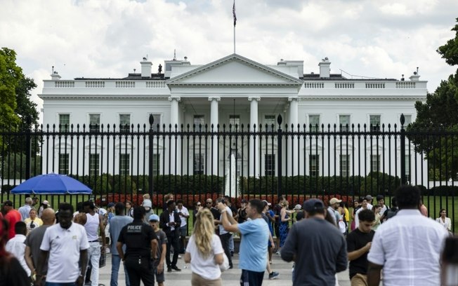 Visitantes em frente à Casa Branca, em Washington, após o anúncio da desistência de Joe Biden de disputar a reeleição, em 21 de julho de 2024