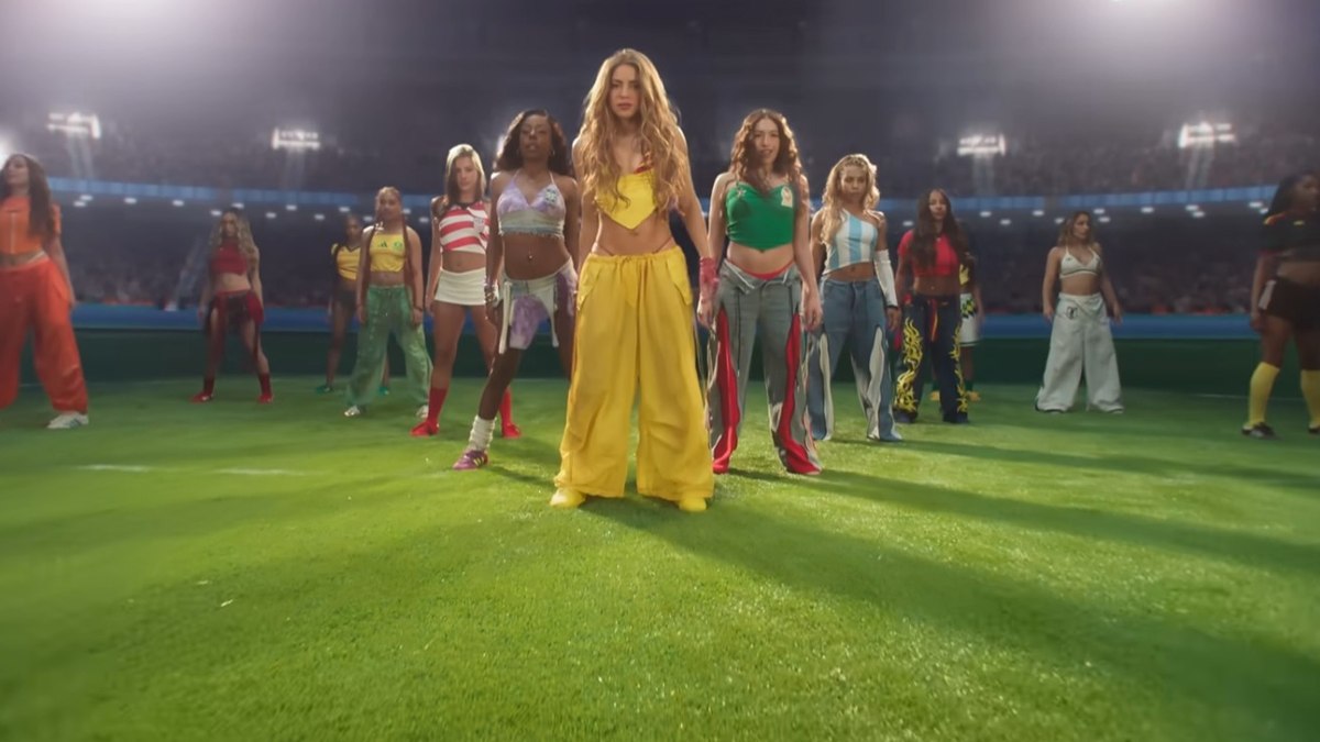 Shakira lança clipe contagiante da Copa do Mundo com ícones do futebol