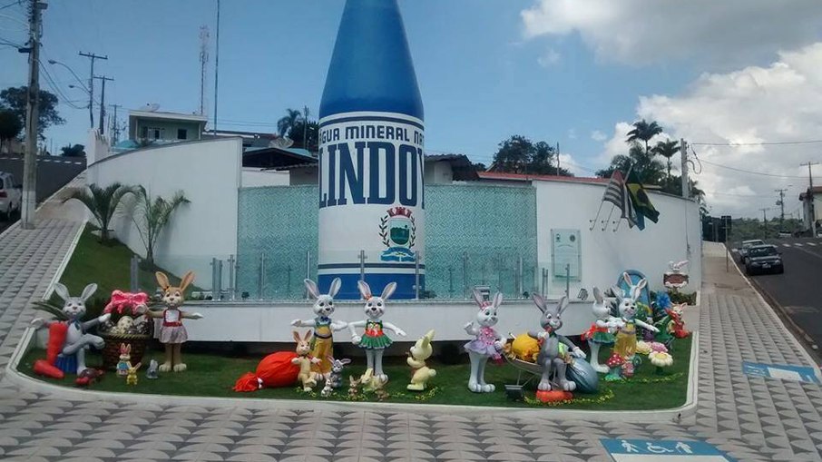 Lindóia é a capital nacional da água mineral, e o título é homenageado pela garrafa gigante no centro da cidade