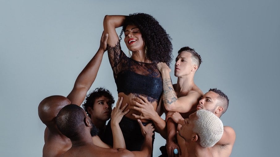 A peça 'Cama de Gato' aborda a transfobia dentro da comunidade LGBT+