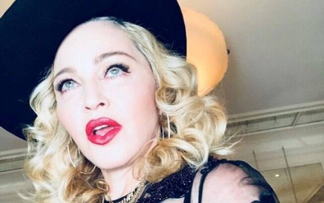 Ao publicar foto de topless, Madonna dividiu opiniões nas redes sociais