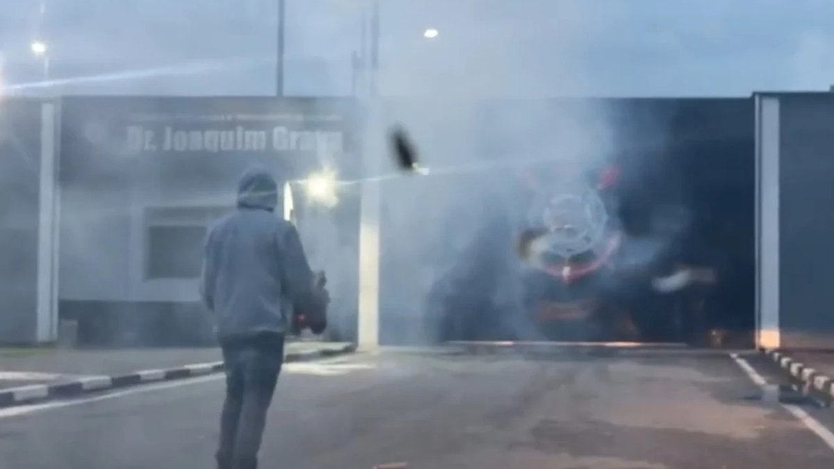 Ataque ao CT do Corinthians gera reforço policial e tensão entre jogadores