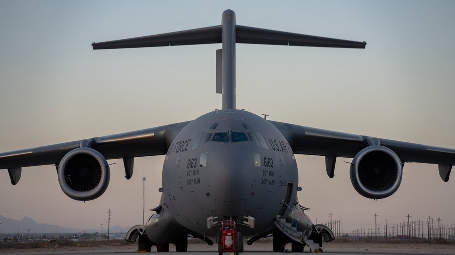 Avião usado pela força aérea dos EUA para deportação de imigrantes ilegais