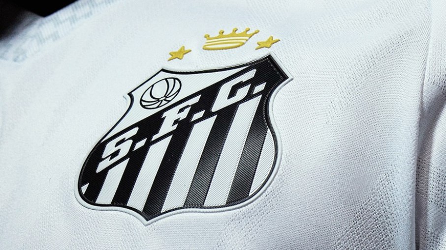 Os uniformes 1 e 2 do Santos chegam às lojas em março e abril Os uniformes 1 e 2 do Santos chegam às lojas em março e abril