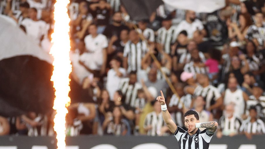 Alex Telles decidiu para o Botafogo