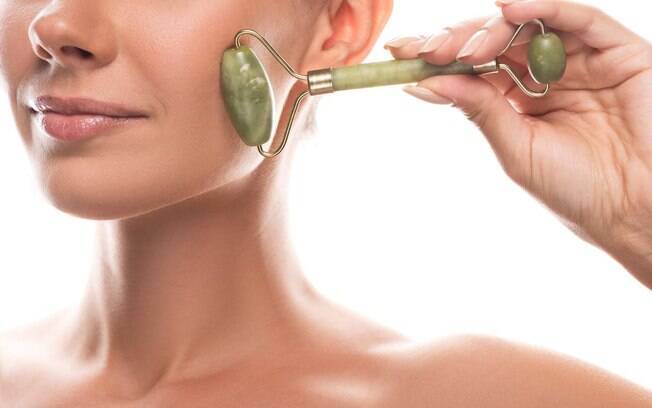 Os rolinhos de jade ajudam na massagem durante a drenagem linfática facial