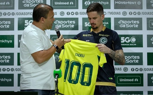 Tadeu recebe homenagem ao completar 100 jogos no Estádio da Serrinha - Foto: Rosiron Rodrigues/Goiás EC