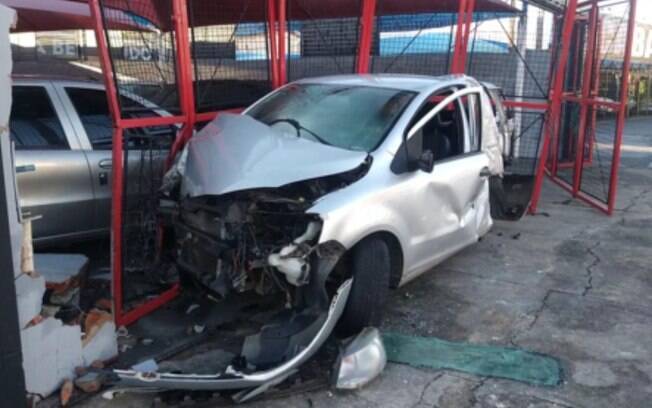 Motorista perde controle de carro e invade loja de veículos em Campinas