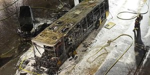 Incêndio criminoso em ônibus mata 6 pessoas