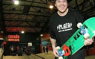 Chorão com medalha no skate? Confira história do cantor