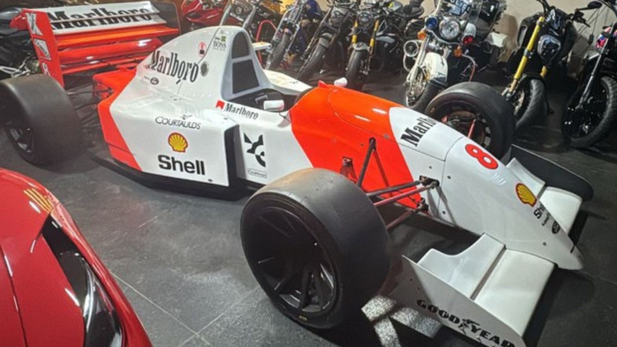 Réplica da McLaren MP4/8, carro usado por Ayrton Senna em 1993, apreendida pela PF junto com outros bens de luxo Réplica da McLaren MP4/8, carro usado por Ayrton Senna em 1993, apreendida pela PF junto com outros bens de luxo