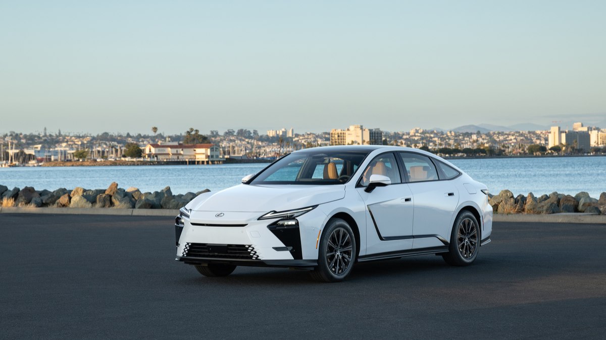 Nova geração do Lexus ES cresceu em todas as dimensões e agora mede 5,14 metros de comprimento.