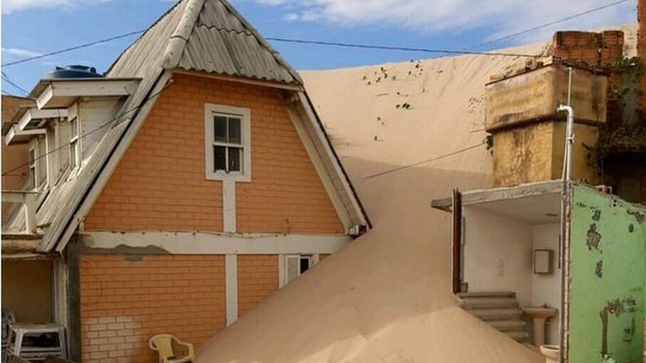 Defesa Civil de Florianópolis interdita duas casas por avanço das dunas