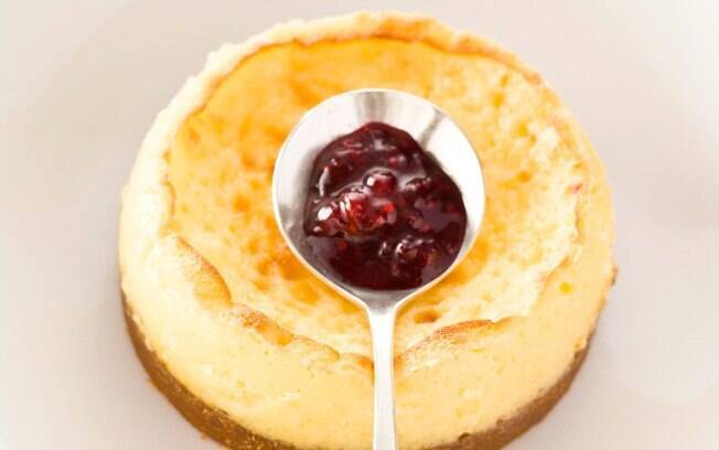 Minicheesecake com calda de framboesas é uma receita desenvolvida pela foodstylist Fabiana Badra. Veja ao passo a passo