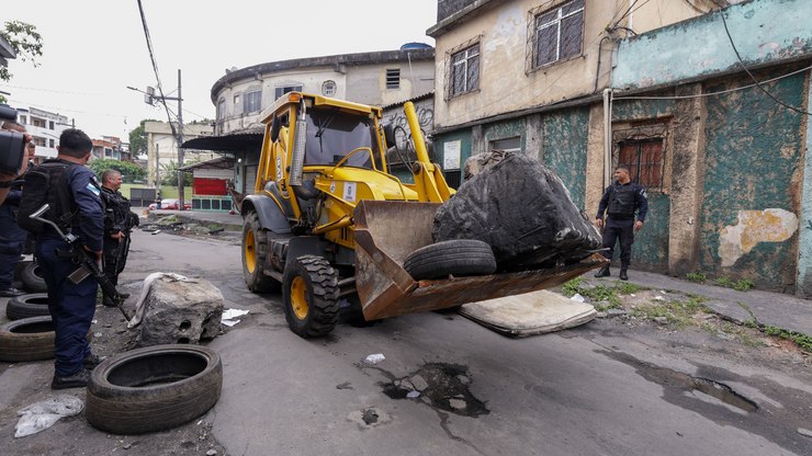 Governo do Rio remove quase 600 toneladas de barricadas em um dia
