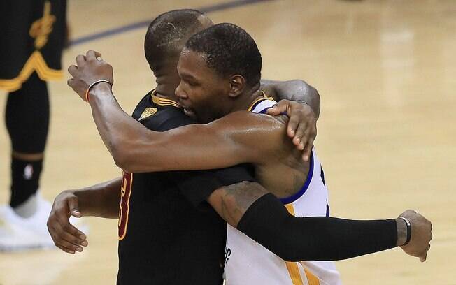 Campeão pelo Warriors, Kevin Durant abraça LeBron James, ídolo dos Cleveland Cavaliers