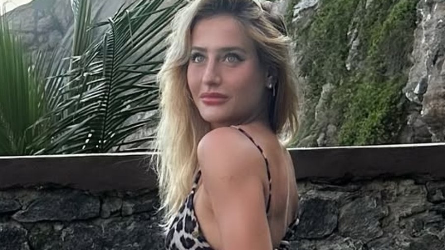 Bruna Griphao renova bronze com biquíni de oncinha no Rio Bruna Griphao renova bronze com biquíni de oncinha no Rio