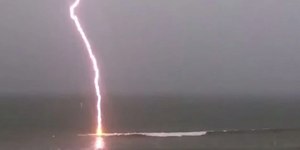 Raio atinge 20 pessoas em praia famosa nos EUA