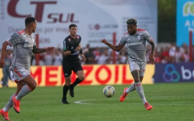 Jogadores de Guarany e Internacional em disputa de bola no Gaúchão Jogadores de Guarany e Internacional em disputa de bola no Gaúchão