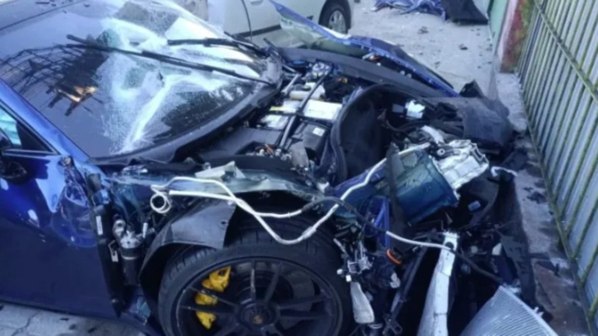 Porsche destruída após acidente em São Paulo na madrugada de domingo (31)