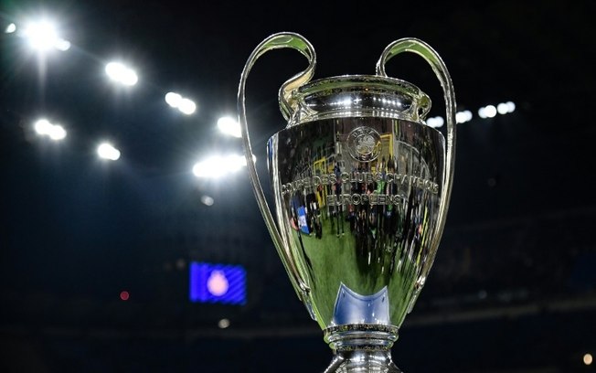 O troféu da Liga dos Campeões é exibido antes da segunda partida do play-off entre Inter de Milão e Feyenoord em San Siro (Milão), no dia 11 de março de 2025 O troféu da Liga dos Campeões é exibido antes da segunda partida do play-off entre Inter de Milão e Feyenoord em San Siro (Milão), no dia 11 de março de 2025