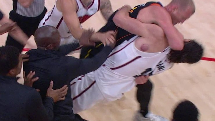 Pivô termina com rosto cortado após briga na NBA; veja o vídeo