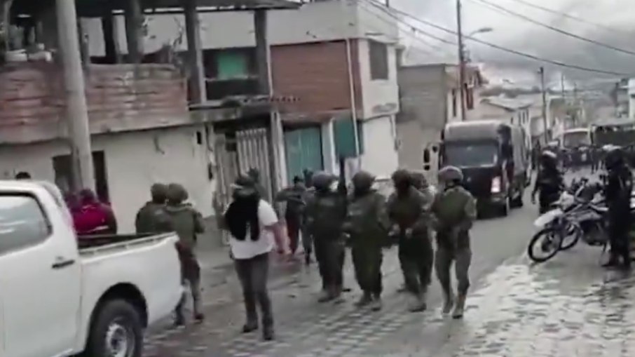 Cinco suspeitos da onda de violência no Equador, classificados como “terroristas”, foram mortos, informaram as Forças Armadas do país