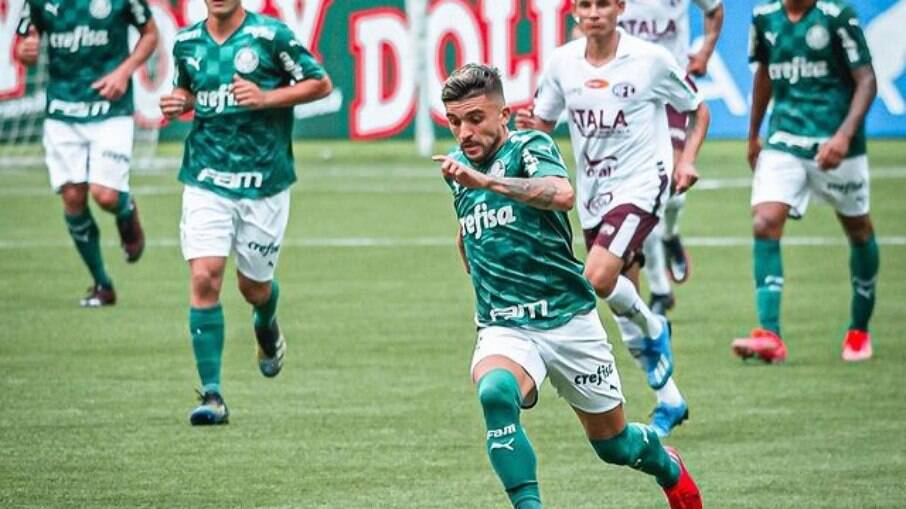 Victor Luís em ação pelo Palmeiras