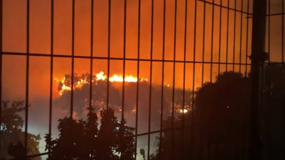 Incêndio em Quintino assustou moradores na noite do último domingo (18)