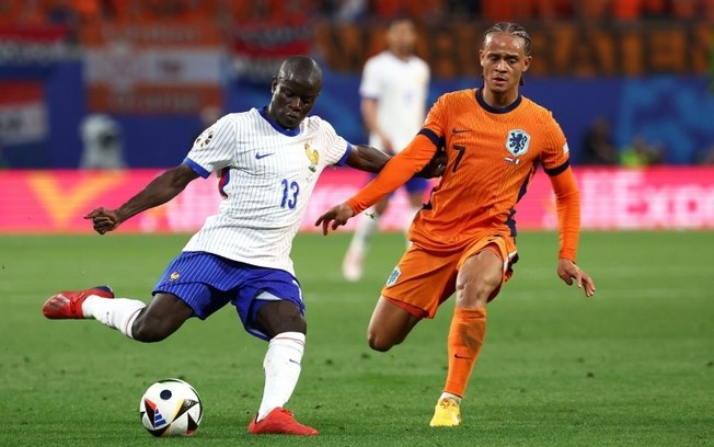 O francês N'Golo Kanté, que foi eleito o melhor em campo, disputa com o atacante holandês Xavi Simons, na sexta-feira, 21 de junho