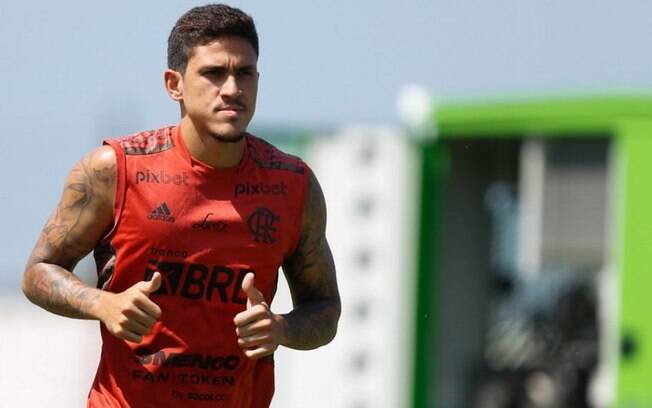 Pedro ironiza 'pitacos' sobre carreira e fala sobre futuro no Flamengo: 'No meio do ano veremos o que é melhor'