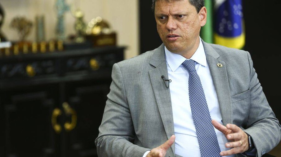 Tarcísio Freitas fez elogios a Bolsonaro nas redes sociais