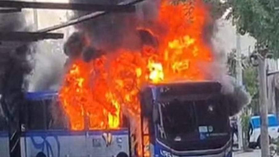 Ônibus é incendiado no Morro da Primavera, região da Zona Norte da capital fluminense 