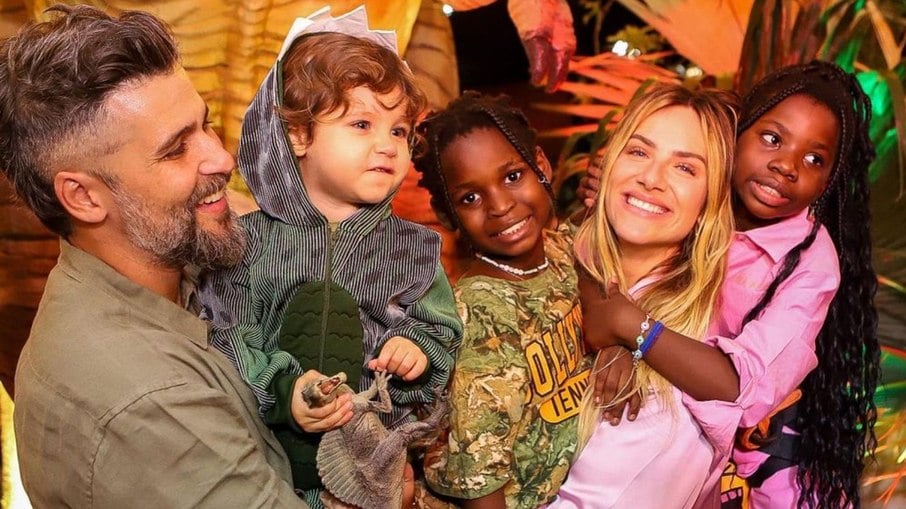 Giovanna Ewbank e Bruno Gagliasso com filhos