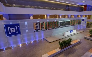 Ibovespa fecha o dia aos 137.113 pontos, recuperando perdas de quarta-feira (25)