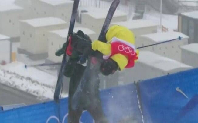 Competidor atropela cinegrafista em manobra no esqui, durante etapa das Olimpíadas de Inverno