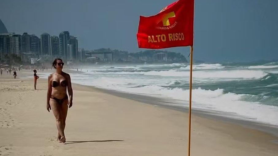 Catia Fonseca caminha de biquíni em praia do Rio