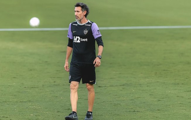 Eduardo Domínguez terá tempo de recuperar peças importantes para sequência decisiva