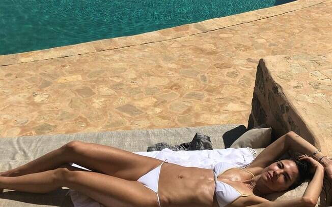 Luciana Gimenez publicou em seu Instagram uma foto curtindo as férias em Ibiza e sensualizando de biquíni
