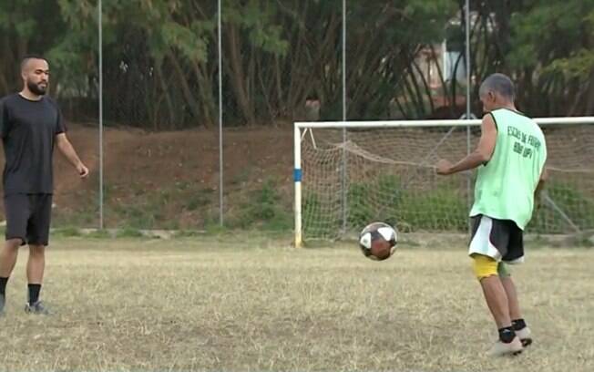 Jogador de futebol desempregado volta a Campinas após 9 anos para tentar vaga