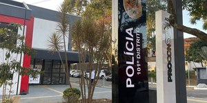 Criminosos assaltam uma residência e mantém 8 reféns em SP