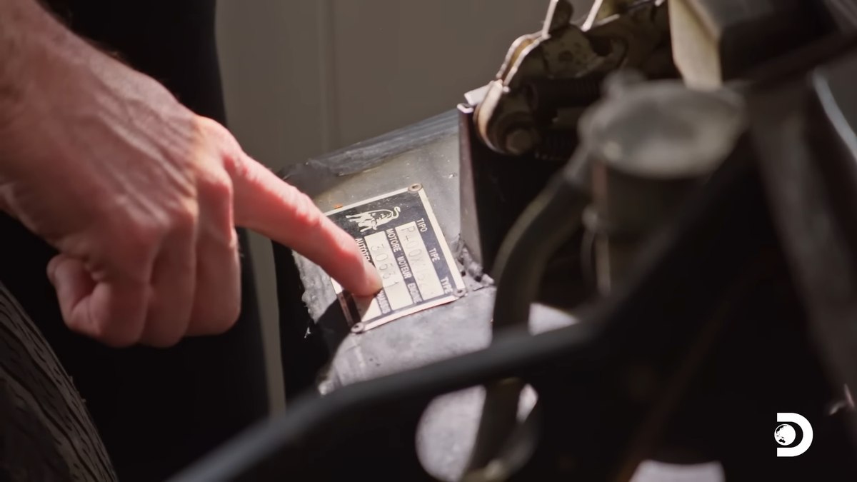 Placa de identificação do motor confirma que o Miura é “matching numbers”, com motor e chassi originais Placa de identificação do motor confirma que o Miura é “matching numbers”, com motor e chassi originais